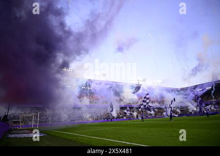 Bruxelles, Belgique. 11 mai 2024. Les fans utilisent des feux d'artifice lors d'un match de football entre le RSC Anderlecht et le KRC Genk, samedi 11 mai 2024 à Bruxelles, le jour 8 (sur 10) des Play-offs des Champions de la première division 'Jupiler Pro League' 2023-2024 du championnat belge. BELGA PHOTO LAURIE DIEFFEMBACQ crédit : Belga News Agency/Alamy Live News Banque D'Images