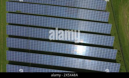 Vol de drone sur une autoroute allemande avec beaucoup de trafic et de grands panneaux solaires à côté de la route Banque D'Images