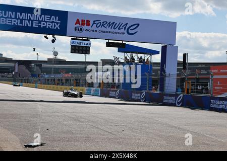 Allemagne, Berlin, 11 mai 2024. Nick Cassidy à la ligne d'arrivée du Round 9 du Championnat ABB FIA Formula E 2023/24. Le Berlin E-Prix 2024 sera à Berlin les 11 et 12 mai 2024 avec une double course pour la dixième fois. La série de courses électriques 2023/2024 aura lieu à l'ancien aéroport de Tempelhof. Crédit : Sven Struck/Alamy Live News Banque D'Images