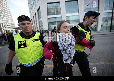 Malmo, Suède. 11 mai 2024. La militante pour le climat Greta Thunberg est expulsée par la police devant l'arène Malmö à Malmö, Suède, samedi 11 mai 2024. La manifestation est contre la participation d'Israël à la 68e édition du concours Eurovision de la chanson (ESC) dans l'arène de Malmö. Photo : Johan Nilsson/TT/Code 50090 crédit : TT News Agency/Alamy Live News crédit : TT News Agency/Alamy Live News Banque D'Images