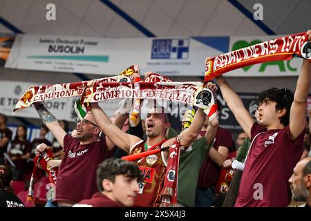 Mestre, Italie. 11 mai 2024. Umana Reyer Venezia supporters pendant les séries éliminatoires - Umana Reyer Venezia vs UNAHOTELS Reggio Emilia, match italien de basket-ball Serie A à Mestre, Italie, 11 mai 2024 crédit : Agence photo indépendante/Alamy Live News Banque D'Images