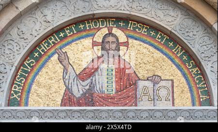 MILAN, ITALIE - 6 MARS 2024 : la fresque de Jésus le professeur dans l'abside principale de l'église Basilica di San Babila par artiste inconnu. Banque D'Images