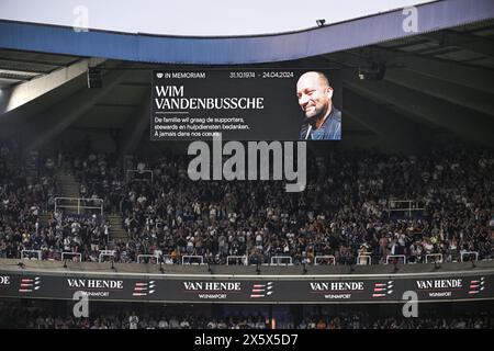 Bruxelles, Belgique. 11 mai 2024. Une minute d’applaudissements est accordée au fan d’Anderlecht Wim Vandenbussche décédé lors d’un match, lors d’un match de football entre le RSC Anderlecht et le KRC Genk, samedi 11 mai 2024 à Bruxelles, le 8e jour (sur 10) des Play-offs des Champions de la première division du championnat belge 'Jupiler Pro League' 2023-2024. BELGA PHOTO TOM GOYVAERTS crédit : Belga News Agency/Alamy Live News Banque D'Images