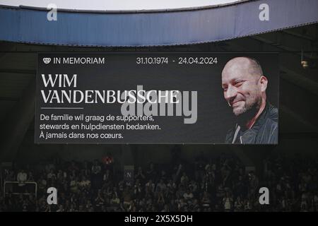 Bruxelles, Belgique. 11 mai 2024. Une minute d’applaudissements est accordée au fan d’Anderlecht Wim Vandenbussche décédé lors d’un match, lors d’un match de football entre le RSC Anderlecht et le KRC Genk, samedi 11 mai 2024 à Bruxelles, le 8e jour (sur 10) des Play-offs des Champions de la première division du championnat belge 'Jupiler Pro League' 2023-2024. BELGA PHOTO TOM GOYVAERTS crédit : Belga News Agency/Alamy Live News Banque D'Images