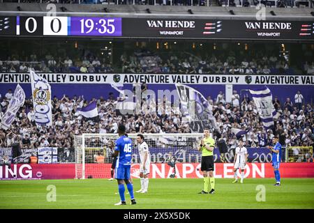 Bruxelles, Belgique. 11 mai 2024. Une minute d’applaudissements est accordée au fan d’Anderlecht Wim Vandenbussche décédé lors d’un match, lors d’un match de football entre le RSC Anderlecht et le KRC Genk, samedi 11 mai 2024 à Bruxelles, le 8e jour (sur 10) des Play-offs des Champions de la première division du championnat belge 'Jupiler Pro League' 2023-2024. BELGA PHOTO TOM GOYVAERTS crédit : Belga News Agency/Alamy Live News Banque D'Images