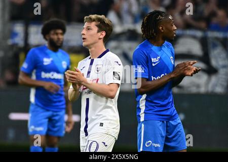 Bruxelles, Belgique. 11 mai 2024. Joueurs et fans arrêtent le match pour une minute d’applaudissements pour Wim Vandenbussche, fan d’Anderlecht décédé lors d’un match précédent, lors d’un match de foot entre le RSC Anderlecht et le KRC Genk, samedi 11 mai 2024 à Bruxelles, le jour 8 (sur 10) des Play-offs des Champions de la première division du championnat belge 'Jupiler Pro League' 2023-2024. BELGA PHOTO LAURIE DIEFFEMBACQ crédit : Belga News Agency/Alamy Live News Banque D'Images
