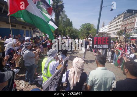 Plus de 400 hommes marchent dans le Dorset de Bournemouth en souvenir de la Nakba de 1948. 11 mai 2024. Avec des haut-parleurs et de la musique, les appels au cessez-le-feu à Gaza faisaient partie du souvenir de la journée. Le Keffiyeh palestinien un symbole de solidarité avec la cause palestinienne a été porté par beaucoup lors de la marche dans le cadre de la journée Keffiyeh. Banque D'Images