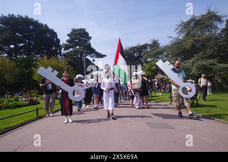 Plus de 400 hommes marchent dans le Dorset de Bournemouth en souvenir de la Nakba de 1948. 11 mai 2024. Avec des haut-parleurs et de la musique, les appels au cessez-le-feu à Gaza faisaient partie du souvenir de la journée. Le Keffiyeh palestinien un symbole de solidarité avec la cause palestinienne a été porté par beaucoup lors de la marche dans le cadre de la journée Keffiyeh. Banque D'Images