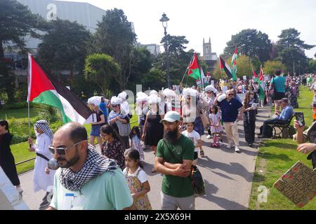 Plus de 400 hommes marchent dans le Dorset de Bournemouth en souvenir de la Nakba de 1948. 11 mai 2024. Avec des haut-parleurs et de la musique, les appels au cessez-le-feu à Gaza faisaient partie du souvenir de la journée. Le Keffiyeh palestinien un symbole de solidarité avec la cause palestinienne a été porté par beaucoup lors de la marche dans le cadre de la journée Keffiyeh. Banque D'Images