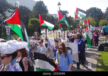 Plus de 400 hommes marchent dans le Dorset de Bournemouth en souvenir de la Nakba de 1948. 11 mai 2024. Avec des haut-parleurs et de la musique, les appels au cessez-le-feu à Gaza faisaient partie du souvenir de la journée. Le Keffiyeh palestinien un symbole de solidarité avec la cause palestinienne a été porté par beaucoup lors de la marche dans le cadre de la journée Keffiyeh. Banque D'Images