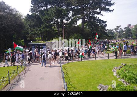 Plus de 400 hommes marchent dans le Dorset de Bournemouth en souvenir de la Nakba de 1948. 11 mai 2024. Avec des haut-parleurs et de la musique, les appels au cessez-le-feu à Gaza faisaient partie du souvenir de la journée. Le Keffiyeh palestinien un symbole de solidarité avec la cause palestinienne a été porté par beaucoup lors de la marche dans le cadre de la journée Keffiyeh. Banque D'Images