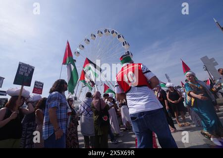 Plus de 400 hommes marchent dans le Dorset de Bournemouth en souvenir de la Nakba de 1948. 11 mai 2024. Avec des haut-parleurs et de la musique, les appels au cessez-le-feu à Gaza faisaient partie du souvenir de la journée. Le Keffiyeh palestinien un symbole de solidarité avec la cause palestinienne a été porté par beaucoup lors de la marche dans le cadre de la journée Keffiyeh. Banque D'Images