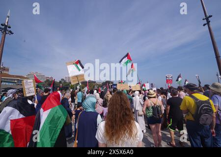 Plus de 400 hommes marchent dans le Dorset de Bournemouth en souvenir de la Nakba de 1948. 11 mai 2024. Avec des haut-parleurs et de la musique, les appels au cessez-le-feu à Gaza faisaient partie du souvenir de la journée. Le Keffiyeh palestinien un symbole de solidarité avec la cause palestinienne a été porté par beaucoup lors de la marche dans le cadre de la journée Keffiyeh. Banque D'Images