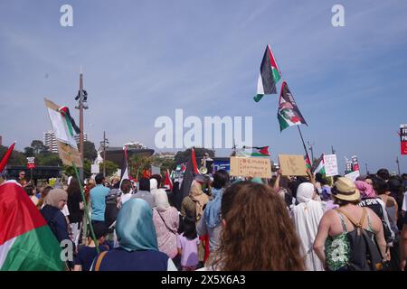 Plus de 400 hommes marchent dans le Dorset de Bournemouth en souvenir de la Nakba de 1948. 11 mai 2024. Avec des haut-parleurs et de la musique, les appels au cessez-le-feu à Gaza faisaient partie du souvenir de la journée. Le Keffiyeh palestinien un symbole de solidarité avec la cause palestinienne a été porté par beaucoup lors de la marche dans le cadre de la journée Keffiyeh. Banque D'Images