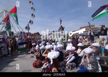 Plus de 400 hommes marchent dans le Dorset de Bournemouth en souvenir de la Nakba de 1948. 11 mai 2024. Avec des haut-parleurs et de la musique, les appels au cessez-le-feu à Gaza faisaient partie du souvenir de la journée. Le Keffiyeh palestinien un symbole de solidarité avec la cause palestinienne a été porté par beaucoup lors de la marche dans le cadre de la journée Keffiyeh. Banque D'Images