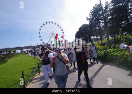 Plus de 400 hommes marchent dans le Dorset de Bournemouth en souvenir de la Nakba de 1948. 11 mai 2024. Avec des haut-parleurs et de la musique, les appels au cessez-le-feu à Gaza faisaient partie du souvenir de la journée. Le Keffiyeh palestinien un symbole de solidarité avec la cause palestinienne a été porté par beaucoup lors de la marche dans le cadre de la journée Keffiyeh. Banque D'Images