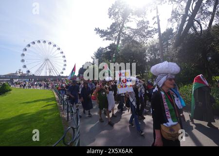 Plus de 400 hommes marchent dans le Dorset de Bournemouth en souvenir de la Nakba de 1948. 11 mai 2024. Avec des haut-parleurs et de la musique, les appels au cessez-le-feu à Gaza faisaient partie du souvenir de la journée. Le Keffiyeh palestinien un symbole de solidarité avec la cause palestinienne a été porté par beaucoup lors de la marche dans le cadre de la journée Keffiyeh. Banque D'Images