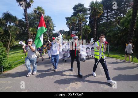 Plus de 400 hommes marchent dans le Dorset de Bournemouth en souvenir de la Nakba de 1948. 11 mai 2024. Avec des haut-parleurs et de la musique, les appels au cessez-le-feu à Gaza faisaient partie du souvenir de la journée. Le Keffiyeh palestinien un symbole de solidarité avec la cause palestinienne a été porté par beaucoup lors de la marche dans le cadre de la journée Keffiyeh. Banque D'Images