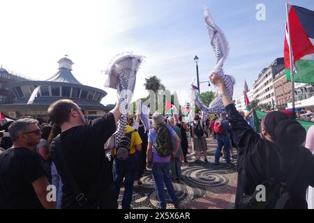 Plus de 400 hommes marchent dans le Dorset de Bournemouth en souvenir de la Nakba de 1948. 11 mai 2024. Avec des haut-parleurs et de la musique, les appels au cessez-le-feu à Gaza faisaient partie du souvenir de la journée. Le Keffiyeh palestinien un symbole de solidarité avec la cause palestinienne a été porté par beaucoup lors de la marche dans le cadre de la journée Keffiyeh. Banque D'Images