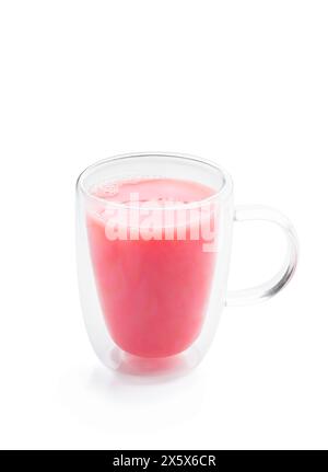 Tasse transparente de milkshake à la fraise isolé sur fond blanc Banque D'Images