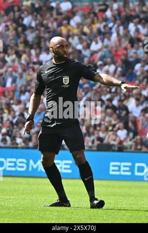 Stade de Wembley, Londres le samedi 11 mai 2024. L'arbitre Sam Allison (arbitre de match) points L'arbitre Sam Allison (arbitre de match) fait des gestes lors de la finale du Trophée Isuzu FA entre Gateshead et Solihull Moors au stade de Wembley, Londres, samedi 11 mai 2024. (Photo : Kevin Hodgson | mi News) crédit : MI News & Sport /Alamy Live News Banque D'Images