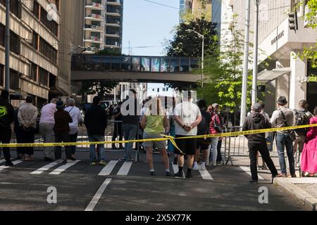 Seattle, États-Unis. 11 mai 2024. Juste avant midi, le président Biden quitte Seattle pour la médina alors que les spectateurs tentent d'apercevoir le président et le cortège présidentiel près de l'hôtel Westin dans le quartier de Westlake. Le président Biden est arrivé hier soir sous de fortes conditions de sécurité et devrait partir plus tard aujourd'hui après un arrêt à Médine. Crédit : James Anderson/Alamy Live News Banque D'Images