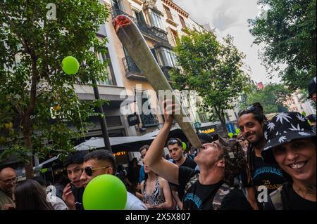 Madrid, Espagne. 11 mai 2024. Les gens célèbrent la Marche mondiale sur la marijuana. Les gens marchent à travers le centre-ville pour exiger une loi pour la légalisation du cannabis. La Marche mondiale de la marijuana a lieu au début du mois de mai chaque année dans de nombreuses villes du monde entier. Crédit : Marcos del Mazo/Alamy Live News Banque D'Images