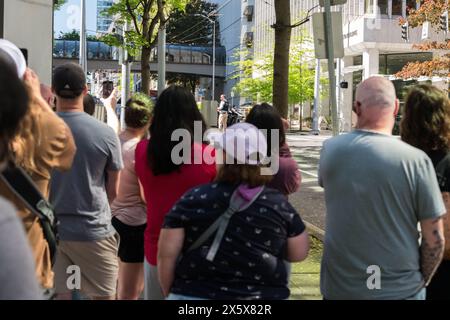 Seattle, États-Unis. 11 mai 2024. Juste avant midi, le président Biden quitte Seattle pour la médina alors que les spectateurs tentent d'apercevoir le président et le cortège présidentiel près de l'hôtel Westin dans le quartier de Westlake. Le président Biden est arrivé hier soir sous de fortes conditions de sécurité et devrait partir plus tard aujourd'hui après un arrêt à Médine. Crédit : James Anderson/Alamy Live News Banque D'Images