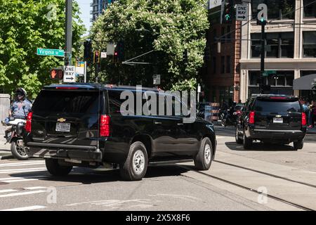 Seattle, États-Unis. 11 mai 2024. Juste avant midi, le président Biden quitte Seattle pour la médina alors que les spectateurs tentent d'apercevoir le président et le cortège présidentiel près de l'hôtel Westin dans le quartier de Westlake. Le président Biden est arrivé hier soir sous de fortes conditions de sécurité et devrait partir plus tard aujourd'hui après un arrêt à Médine. Crédit : James Anderson/Alamy Live News Banque D'Images