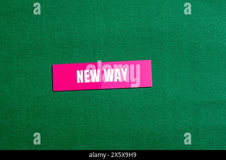 Mots de nouvelle façon écrits sur un autocollant de papier rose avec fond vert. Nouveau symbole conceptuel. Copier l'espace. Banque D'Images