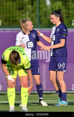 Anderlecht, Belgique. 11 mai 2024. Sarah Wijnants (11 ans) d'Anderlecht et Amélie Delabre (99 ans) d'Anderlecht célèbrent après avoir marqué le but 4-1 lors d'un match de football féminin entre le RSC Anderlecht et AA Gent Ladies lors de la 8 e journée des play offs de la saison 2023 - 2024 du Belgian Lotto Womens Super Ligue, le samedi 11 mai 2024 à Anderlecht, Belgique . Crédit : Sportpix/Alamy Live News Banque D'Images
