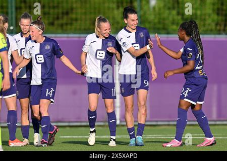 Sarah Wijnants (11 ans) d'Anderlecht et Amélie Delabre (99 ans) d'Anderlecht célèbrent après avoir marqué le but 4-1 lors d'un match de football féminin entre le RSC Anderlecht et AA Gent Ladies lors de la 8 e journée des play offs de la saison 2023 - 2024 du Belgian Lotto Womens Super Ligue , le samedi 11 mai 2024 à Anderlecht , Belgique . PHOTO SPORTPIX | David Catry Banque D'Images