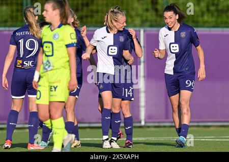 Sarah Wijnants (11 ans) d'Anderlecht et Amélie Delabre (99 ans) d'Anderlecht célèbrent après avoir marqué le but 4-1 lors d'un match de football féminin entre le RSC Anderlecht et AA Gent Ladies lors de la 8 e journée des play offs de la saison 2023 - 2024 du Belgian Lotto Womens Super Ligue , le samedi 11 mai 2024 à Anderlecht , Belgique . PHOTO SPORTPIX | David Catry Banque D'Images