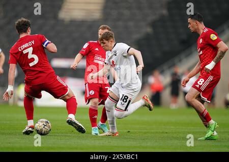 Max Dean de MK dons défie Dion Conroy de Crawley Town lors de la demi-finale éliminatoire de Sky Bet League Two, match de deuxième manche au Stadium MK de Milton Keynes. Date de la photo : samedi 11 mai 2024. Banque D'Images