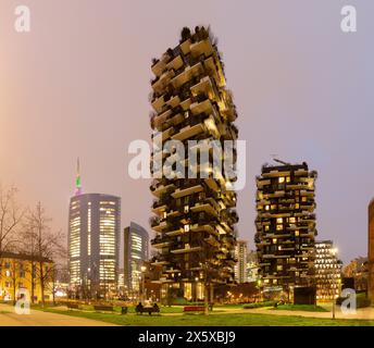 Milan - bâtiments Bosco verticale conçus par Boeri Studio et bâtiment Torre UniCredit par l'architecte César Pelli Banque D'Images