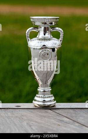 16 avril 2024, Berlin, Allemagne. La coupe du Championnat d'Europe de football sur la pelouse verte du stade. Banque D'Images