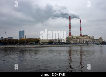 22 octobre 2023, Moscou, Russie. Fumée et vapeur des tuyaux de la centrale thermique CHP-12 sur le remblai de Berezhkovskaya. Banque D'Images