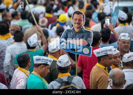 New Delhi, Inde. 11 mai 2024. Un partisan du parti AAM Aadmi tient une coupure du ministre en chef de Delhi, Arvind Kejriwal, alors qu'il participait à une tournée avant les élections générales, Krishna Nagar. Un jour après Arvind Kejriwal, libéré de la prison de Tihar en raison de l'affaire de la politique de l'alcool, il a organisé une tournée à East Delhi pour soutenir le candidat du parti. Crédit : SOPA images Limited/Alamy Live News Banque D'Images