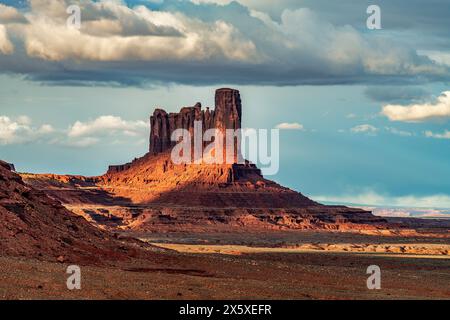 Vue panoramique sur le coucher du soleil des magnifiques flèches de Monument Valley formé par l'érosion du vent et de la pluie sur des millions d'années. Banque D'Images