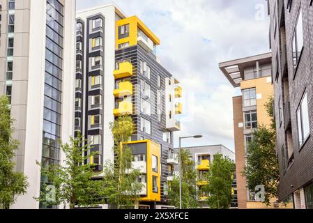 Blocs d'appartements modernes dans un quartier résidentiel central sur une journée nuageuse d'été Banque D'Images