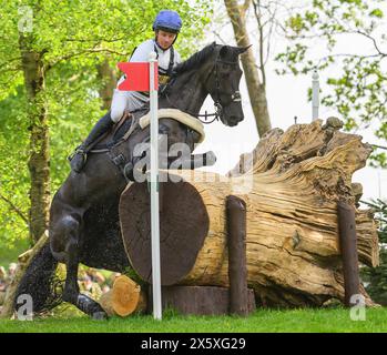 Badminton Horse Trials Cross Country - Gloucestershire, Royaume-Uni. 11 mai 2024. Francis Whittington sur DHI Purple Rain au 18e. Crédit photo : Mark pain/Alamy Live News Banque D'Images