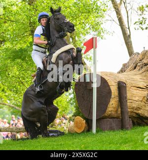 Badminton Horse Trials Cross Country - Gloucestershire, Royaume-Uni. 11 mai 2024. Francis Whittington sur DHI Purple Rain au 18e. Crédit photo : Mark pain/Alamy Live News Banque D'Images