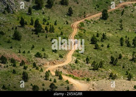 Un chemin de terre passant par les hauts plateaux. Travaux routiers de sentiers pédestres dans les montagnes en Turquie Banque D'Images