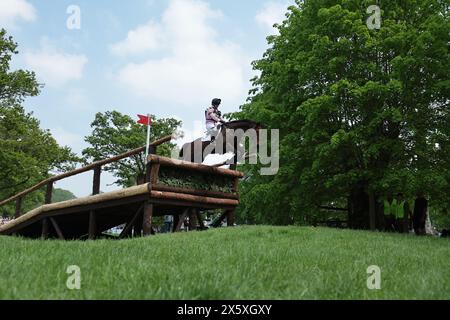 Gloucestershire, Royaume-Uni. 11 mai 2024. Georgie Goss d'Irlande avec Feloupe lors du cross-country aux Badminton Horse Trials le 11 mai 2024, Badminton Estate, Royaume-Uni (photo de Maxime David - MXIMD Pictures) crédit : MXIMD Pictures/Alamy Live News Banque D'Images