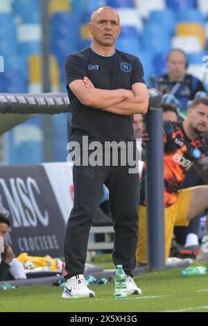 Naples, Italie, 11 mai 2024. Naples, Italie, 11 mai,2024 Francesco Calzona de la SSC Napoli regarde pendant le match de série A entre SSC Napoli vs Bologna FC Credit:Agostino Gemito/ Alamy Live News Banque D'Images