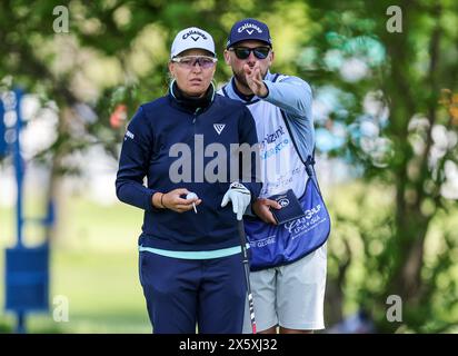 Clifton, NJ, États-Unis. 11 mai 2024. Perrine Delacour, de France, surveille le fairway avec son caddie lors du troisième tour de la Coupe des fondateurs de Cognizant au Upper Montclair Country Club à Clifton, NJ Mike Langish/CSM/Alamy Live News Banque D'Images