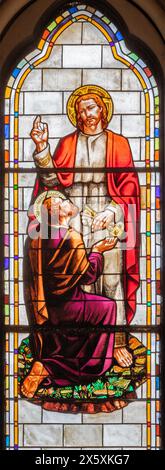 MILAN, ITALIE - 6 MARS 2024 : Jésus déposant les clés de Pierre dans le vitrail de l'église Basilica di Sant Eufemia par artiste inconnu. Banque D'Images