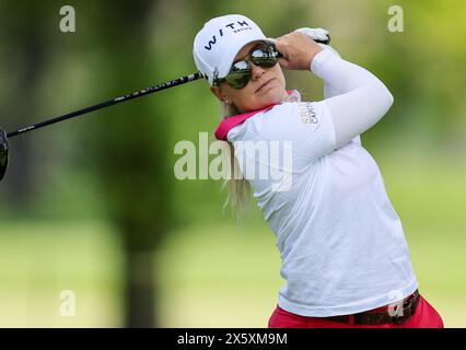 Clifton, NJ, États-Unis. 11 mai 2024. Matilda Castren regarde son tee-shirt tiré lors de la troisième ronde à la Coupe des fondateurs de Cognizant au Upper Montclair Country Club à Clifton, NJ Mike Langish/CSM/Alamy Live News Banque D'Images