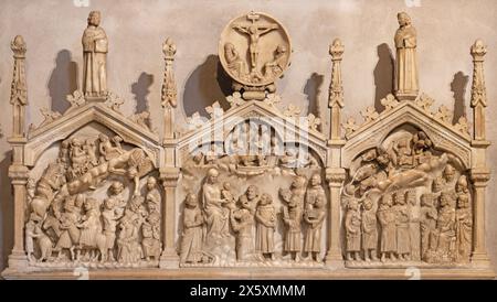 MILAN, ITALIE - 6 MARS 2024 : le relief médiéval en marbre de trois magi dans l'église Basilica di Sant Eustorgio par Antonio Pisano (1350). Banque D'Images