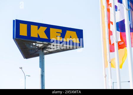 PRAGUE, TCHÉQUIE -AVRIL, 2024 : marché de masse IKEA et drapeaux contre le ciel bleu. Banque D'Images